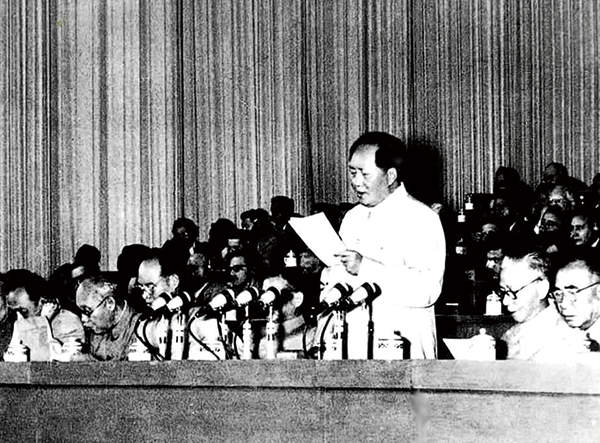 1956年9月15日至27日,中国共产党第八次全国代表大会在北京举行。大会提出的党和国家主要任务是集中力量发展生产力的思想,对于社会主义事业的发展和党的建设具有长远的重要的意义。图为毛泽东在大会上致开幕词。 新华社发