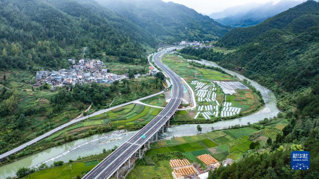 车辆行驶在秀印高速公路木黄至梵净山路段(8月15日摄,无人机照片)。
