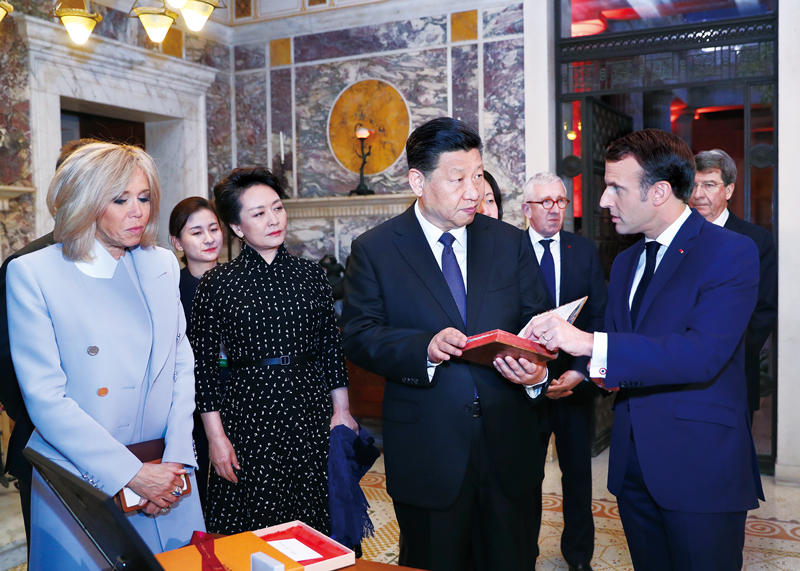 2019年3月24日,国家主席习近平在法国尼斯会见法国总统马克龙。习近平夫人彭丽媛、马克龙夫人布丽吉特参加。会见前,马克龙向习近平赠送1688年法国出版的首部《论语导读》法文版原著。