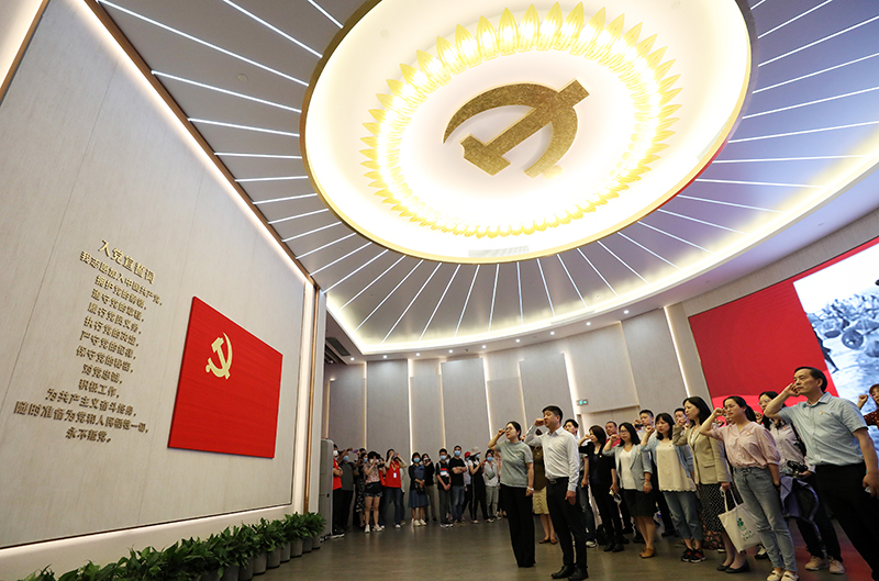 2021年6月3日,党员在上海中共一大纪念馆重温入党誓词。