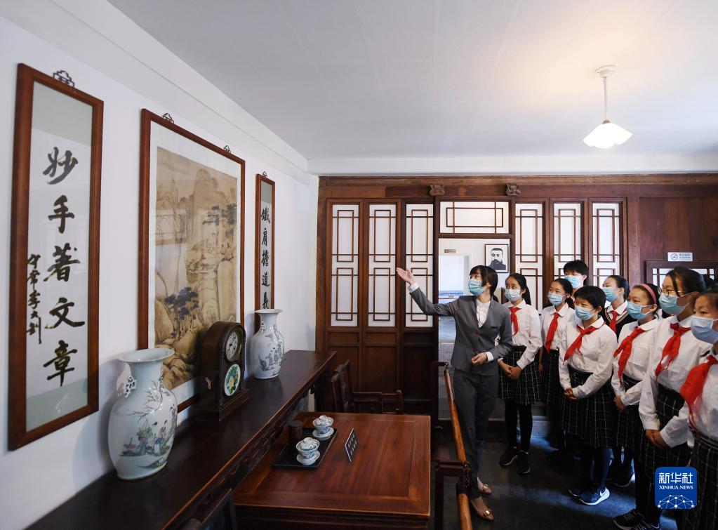 北京李大钊故居的讲解员为前来参观的学生做介绍(6月1日摄)。新华社记者 张晨霖 摄