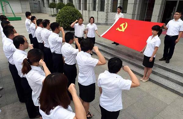 河北省文安县部分党员在“三严三实”主题党课活动中重温入党誓词(2015年6月29日摄)。新华社记者 李晓果 摄