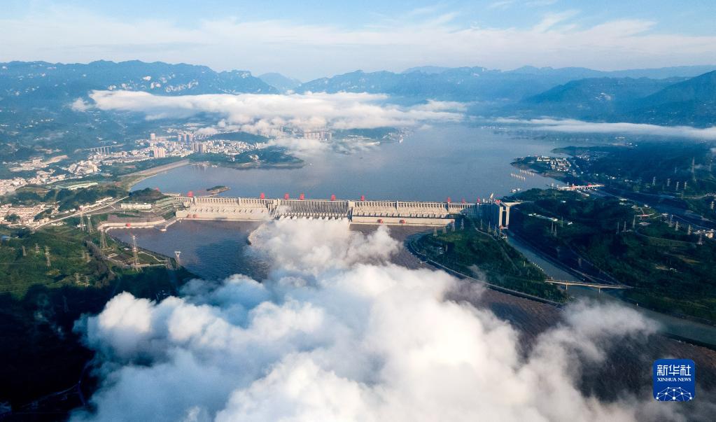 长江三峡水利枢纽工程开启泄洪深孔泄洪(2020年8月19日摄,无人机照片)。