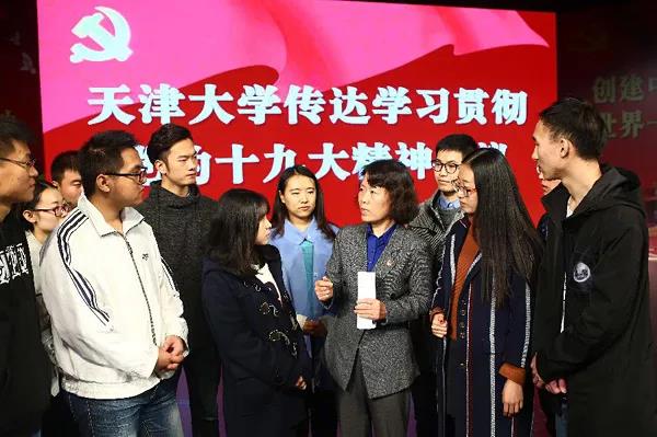 十九大代表、天津大学药学院党委书记冯翠玲(前右三)返津后在天津大学举行首场十九大精神宣讲会,会后与听众交流学习感想(2017年10月26日摄)。新华社发