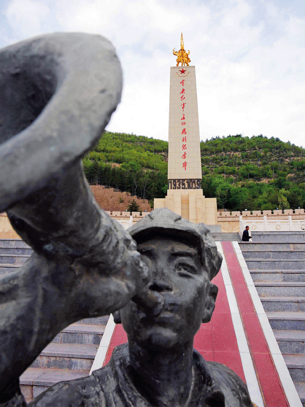 1935年10月19日,党中央和中央红军进驻陕甘边革命根据地吴起镇,胜利地完成了历时一年、纵横11个省、行程二万五千里的长征。今天,在陕西省吴起县胜利山中央红军长征胜利纪念园,矗立着一座“中央红军长征胜利纪念碑”。广场的前面,还有一个小号兵吹号的塑像。中新社记者 任海霞/摄