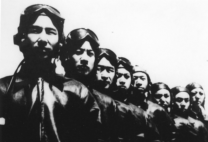 抗美援朝战场上,新生的人民空军发扬“空中拼刺刀”精神,与敌人进行了殊死搏斗。英雄的“王海大队”两轮入朝,共参与空战81次,击落击伤敌机29架,让敌人闻风丧胆。新华社发