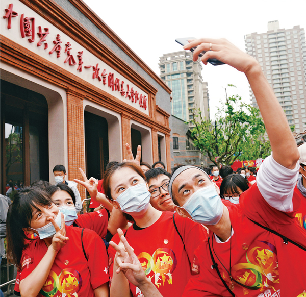2021年5月4日,在上海中共一大纪念馆国旗广场,参加庆祝中国共产党成立100周年五四主题集会的青年们在自拍合影。新华社记者 刘颖/摄