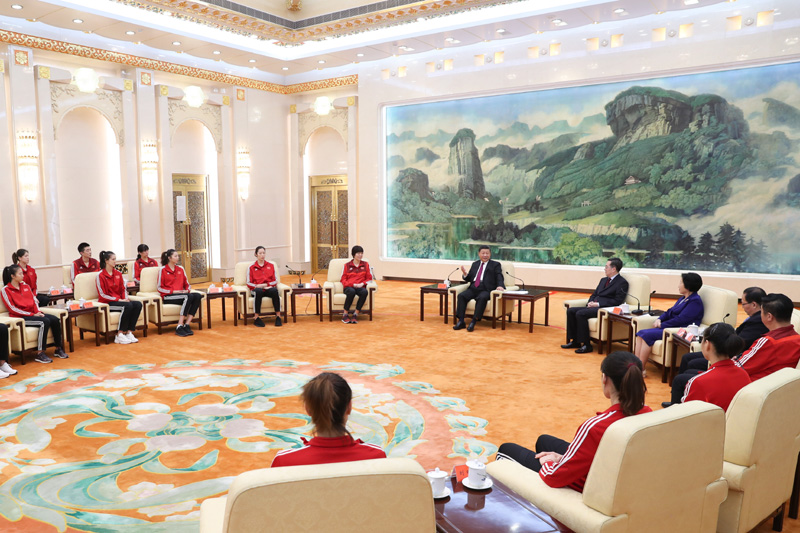 9月30日,中共中央总书记、国家主席、中央军委主席习近平专门邀请刚刚获得2019年女排世界杯冠军的中国女排队员、教练员代表,参加庆祝中华人民共和国成立70周年招待会,并在会前亲切会见女排代表。